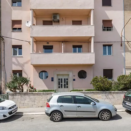 Apartment Andra *